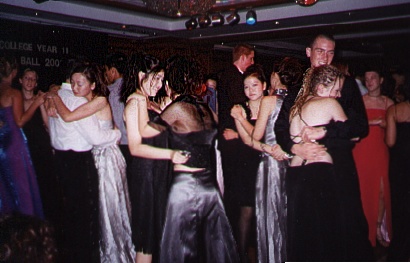 a lotta ppl dancing...