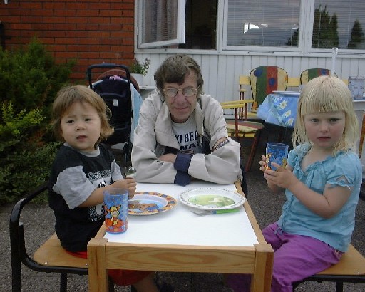 (Erika, Linnea and their grandfather)