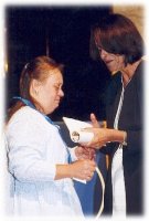 La hija de Mar&iacute;a L. Renoir de Prenant recibe el premio en nombre de su madre