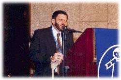 El Dr. Sivak naci&oacute; y vive en la ciudad de Buenos Aires, tiene 48 a&ntilde;os, es casado con un hijo.