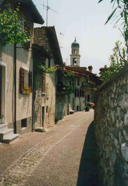 malerisches G�sschen in Limone