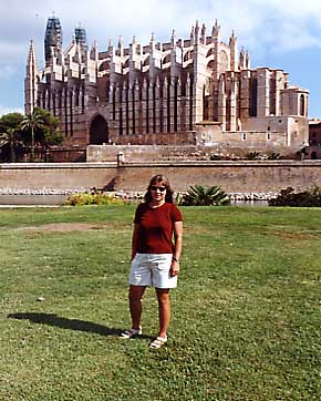 Silke vor der Kathedrale in Palma