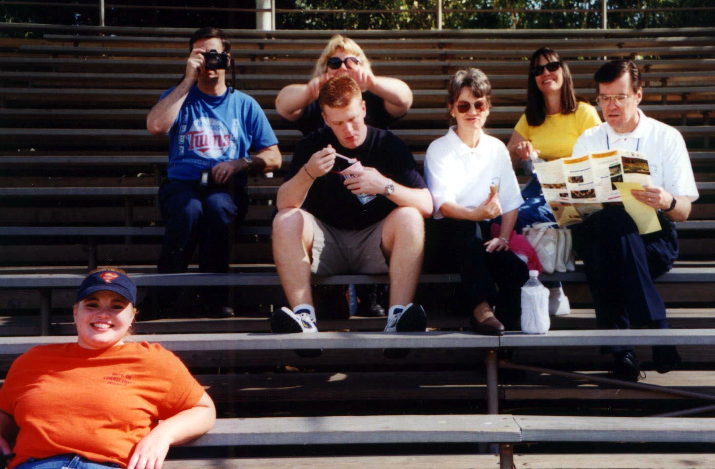 This is (T-B, L-R)&nbsp; Dad, Mom, Linda, Dave, Faith, Gary, Me, and beside me to the right would be kerry, only she's taking the pic