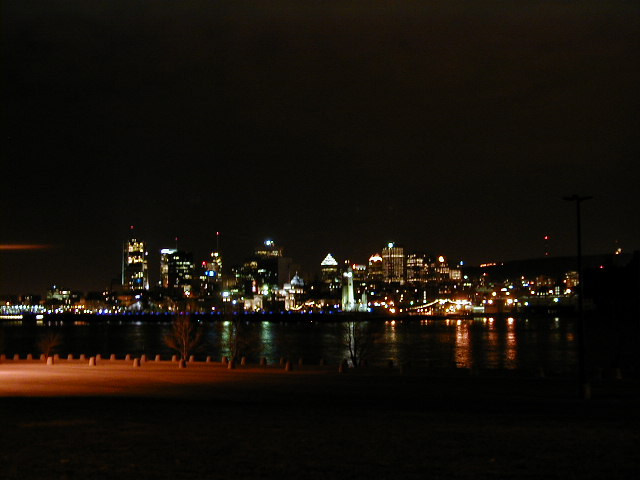 Montr&eacute;al syline at night