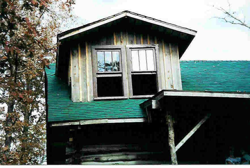 cabin2.jpg (41582 bytes)