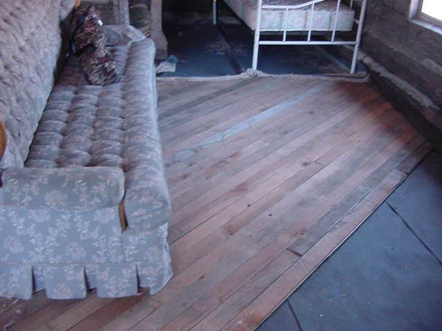 floor.jpg (37868 bytes)