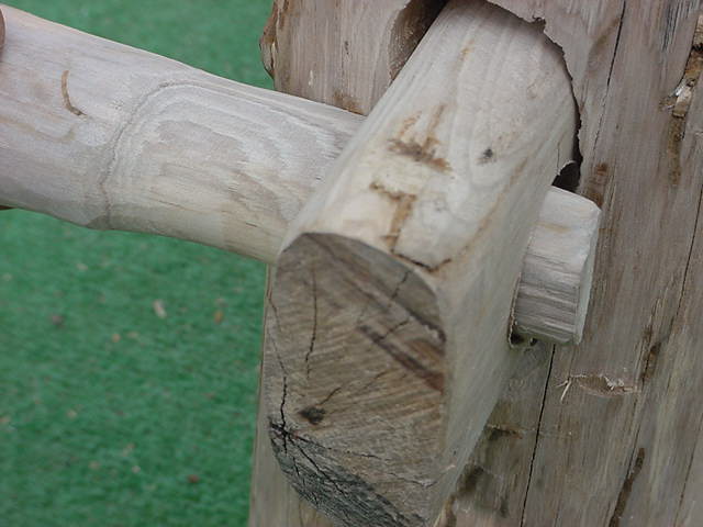 peghole.jpg (38314 bytes)