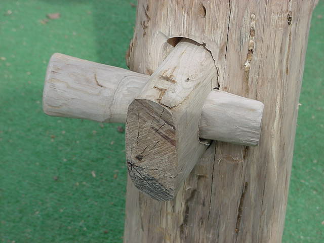 peghole2.jpg (38265 bytes)