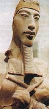 Restos de una colosal estatua de Akhenat�n, procedente de Karnak. Museo de Louvre, Par�s. El monarca aparece aqu� dotado de los atributos propios de un fara�n. En las clav�culas, brazos y mu�ecas, se encuentran inscripciones que describen al monarca como un istrumento y siervo de At�n.