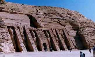 Fachada del templo de Nefertari