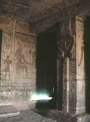 Columna del interior del Templo de Nefertari