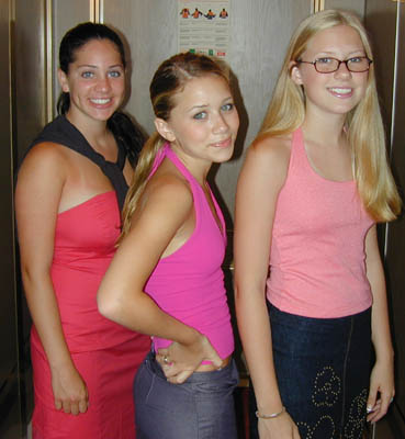 Amy, Ashley och Megan innan middagen