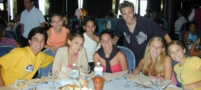Mary-Kate & Ashley �ter middag med kompisar och familj 