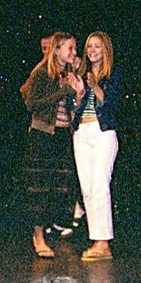 Mary-Kate & Ashley h�lsar fansen