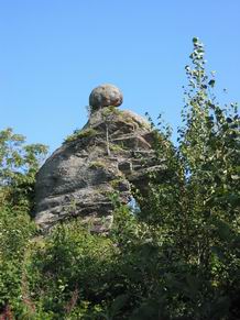 Rocher perc&eacute; et boule