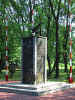 Zielonka Pomnik w Parku.JPG (73225 byte)