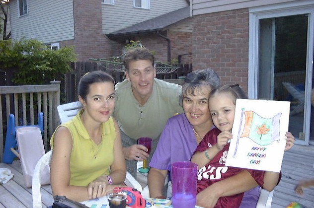 Celine, su cu�ado Kevin, su hermana Tony y Cierra esperando el show de fuegos artificiales preparados por Eric el pirot�cnico de la familia!