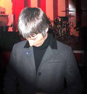 Del checks the number of buttons on his jacket