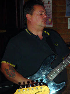Ian and his magic bass! Click pic for link to Shorty's site