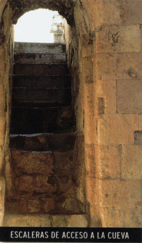 Escaleras de acceso a la cueva.