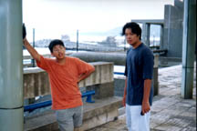 looks like Mr. Liu refuses to admit that the Orange shirt Kid is his brother~!! hey, the look alike~!!