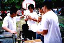 hm.. gaa eat your money Coin Drop booth~ ey... everybody looks whitish~