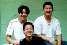 wah.. happy family... william=son, howard=father, guess what michael is hehe~