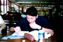 justin doing homework on field day? oh my gawwwd, hm... no comment~