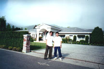 rob & I in america!! first day, arrived at rob's uncle's house, perty biggggg~