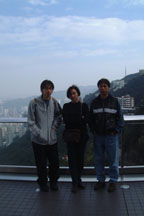 family at victoria peak, hm yes mom, you're the shortest hehehehe~
