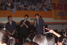 yg fixing his mike... haha jk~