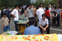 members sitting around... empty hahahaha~