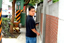 one more pic of YG before he boards his plane Byeeeeez good luck man! :)