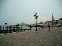 wow around 7pm now, much less tourists around... looks much better :)