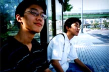 we are waiting for Bus 37 to go to warners.... 10 minutes passed... david and jun Jhen still Patiently waiting.. wow.. is that a face of seriousness?? hope it's not an expression of Spotting some hot Babes~~~ hehe~