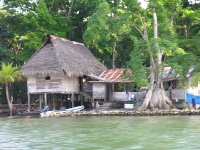 some houses along R�o Dulce