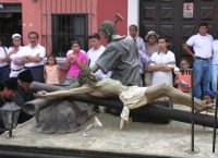 lo-clavan-a-la-cruz