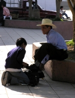 getting a shoe shine in the central plaza, Uspant�n