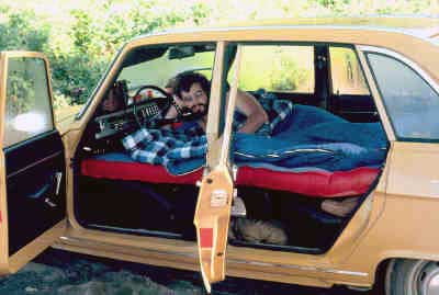 En &eacute;t&eacute; 1973 camping-car de fortune sous la pluie des Maritimes...