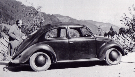 1938 Ferdinand Porsche accanto alla KdF