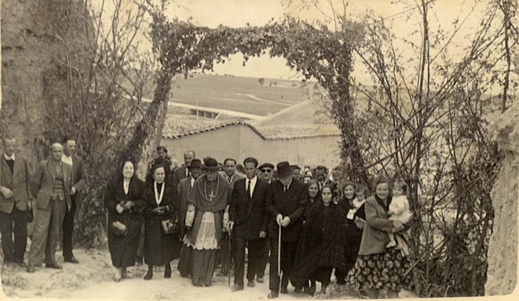Visita del Obispo: Subiendo por la calle del r�o.