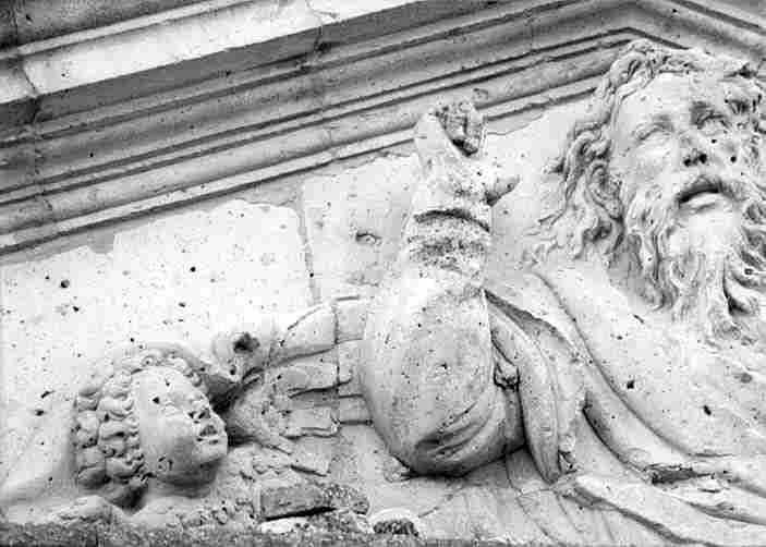 Detalle portada s. XVI. Dios Padre bendiciendo. Tamariz de Campos