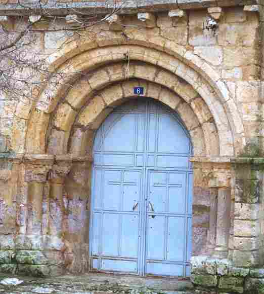 Portada rom�nica (s. XII) de la iglesia de San Pedro
