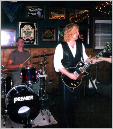 Chuck plays the Les Paul at Beacon Hotel...