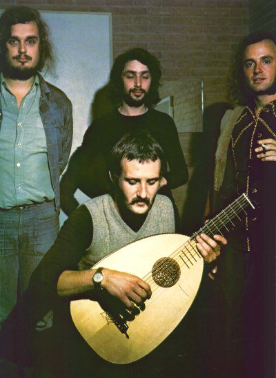 FOCUS - Akkerman playing the lute