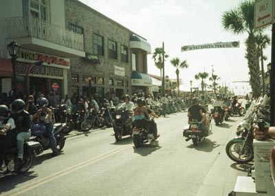 R1_F13_Main_Street_a_pinha.jpg