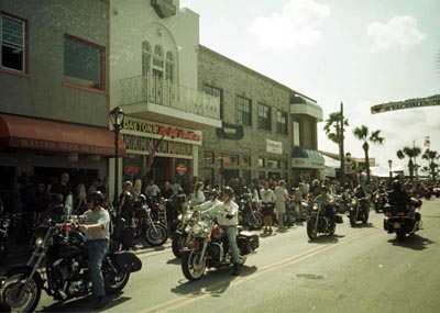 R1_F18_Outra_vista_da_Main_Street.jpg