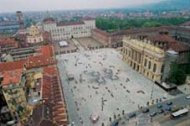 piazza Castello - a sinistra Palazzo Reale, a destra Palazzo Madama - Le immagini sono tratte da OfficinaCitt�Torino