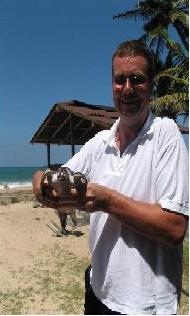 Ik met een klein zeeschildpadje op Sri Lanka.