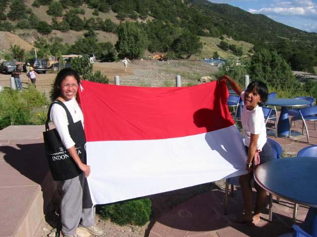 The flag..! With Yanti, an only Indonesian friend I had at the workshop, coming from New Zealand where she lives now.